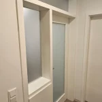 Wohneingangselement mit geschlossenem Schrank