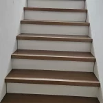 Gerade Treppe mit gebeizten Buch enstufen und weißem Stoßtritt