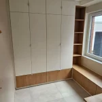 Geschlossener Garderobenschrank