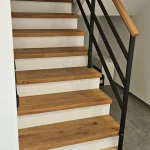 Halbgewendelte Treppe mit Podest aus Eichenstufen mit weißem Stoßtritt